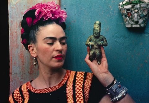 Frida Kahlo is pictured holding an "Olmeca" figure <br>http://www.vogue.com/13260863/frida-kahlo-art-summ (Nickolas Muray Photo Archives)
