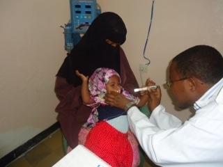 A docter taking care of a patient (http://www.dhaf.org/our-projects/healthcare/dsc043 (Workers of dhaf))