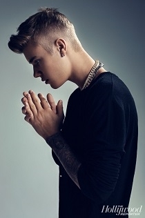 Justin Bieber praying (popbabble.wordpress.com ())