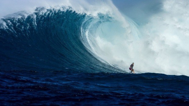 (http://www.lonelyplanet.com/news/2016/01/07/one-armed-surfing-legend-rides-hawaiis-monster-wave/)