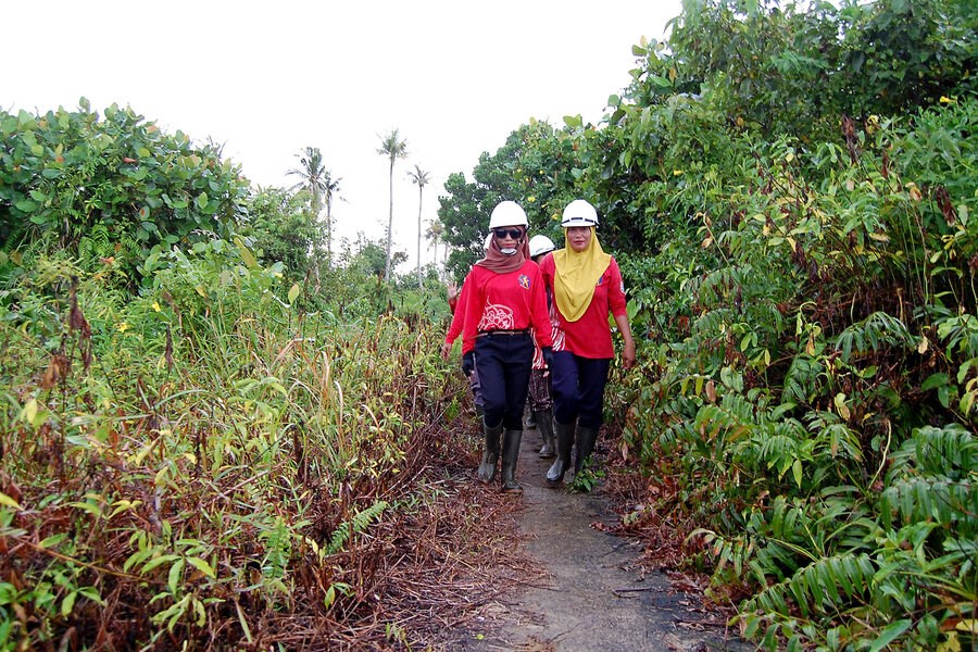 Picture of When slash-and-burn plantation fires spread, these Indonesian women douse the flames