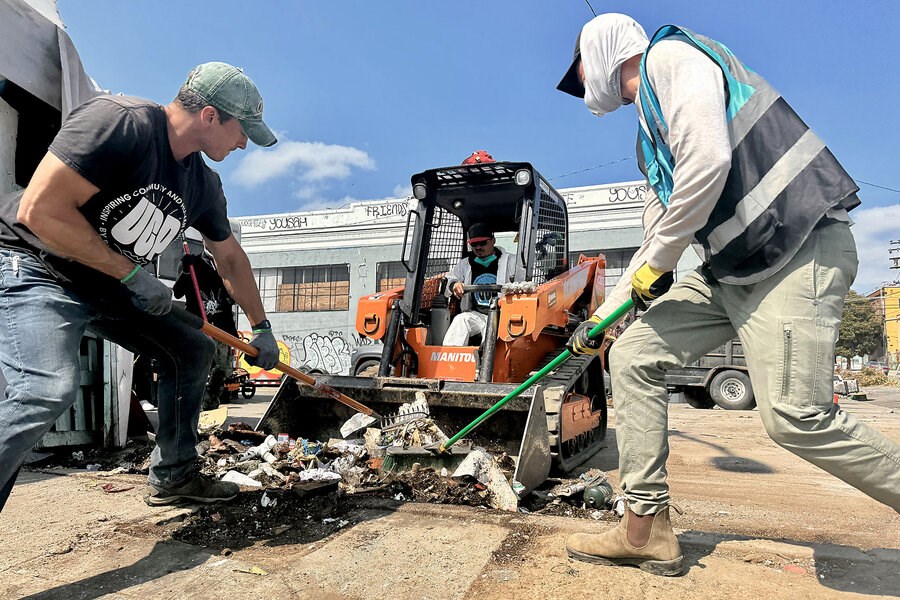 Picture of ‘What community looks like’: Oakland volunteers haul away 25 tons of trash