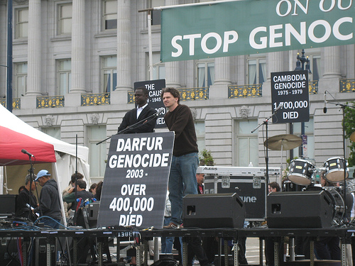 <a href=http://www.flickr.com/photos/cdw806/480955671/>Eggers with Deng</a>at a Save Darfur Rally