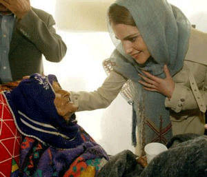 Queen Rania of Jordan talks with 97-year-old Shahrbanoo Mazandarani during a visit to the newly established <a href=http://www.iranian-fedaii.de/N-Akhbar/8%20jan%202004/queen%208%20jan.gif>Red Cross Red Crescent referral hospital in earthquake devastated Bam, Iran"