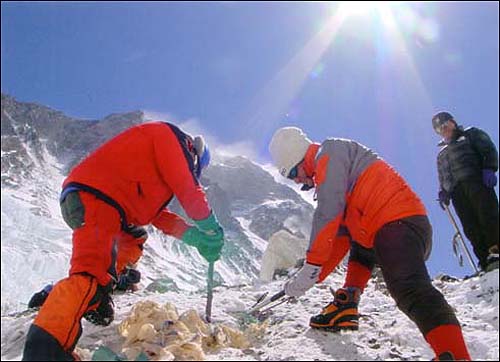 Noguchi and team cleaning up Mt. Everest. <br>(http://english.ohmynews.com/articleview/article_view.asp?no=228195&rel_no=1)<P>