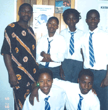 Tommie hamaluba et ses élèves au Botswana. Photo: avec la permission de:www.borwa.botsnet.co.bw and iEARN.org