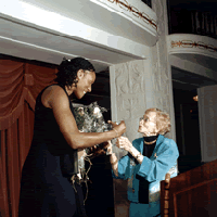 Holdsclaw accepts WREI's 2002 American Woman Award.