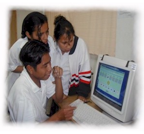 Mayan students working on the computer <br>Photo courtesy of Enlace Quiche