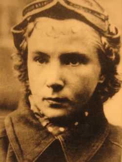 <a href=http://upload.wikimedia.org/wikipedia/commons/thumb/1/1a/Lydia_Litvyak.JPG/250px-Lydia_Litvyak.JPG>Lidya Litvak</a>