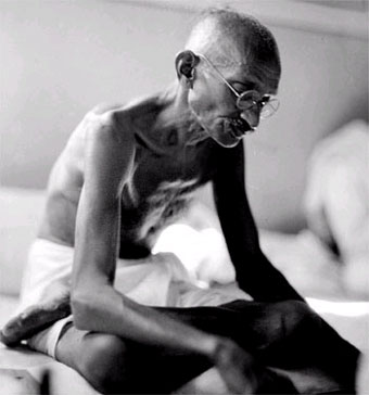Mahatma Gandhi (http://www.biografiasyvidas.com/monografia/gandhi/fotos/gandhi_negro.jpg)