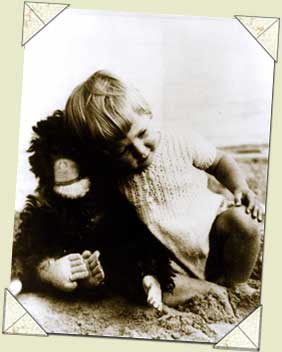 Jane Goodall with Jubilee the chimpanzee (http://www.janegoodall.org/jane/study-corner/Jane/bio.asp)