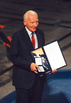 Rotblat accepts the Nobel Peace Prize (www.nobel.org)