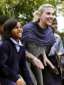 Scarlett Johansson with kids in India (http://1.bp.blogspot.com/_1qCv1fwoHmM/ReRzRY5No_I/AAAAAAAADVM/pLs8HGiIT5s/s400/scarlett_johansson.jpg)
