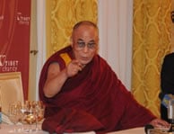 http://1.bp.blogspot.com/_IxVeuC8igyI/SiEowz4CJAI (Dalai Lama giving a speech)