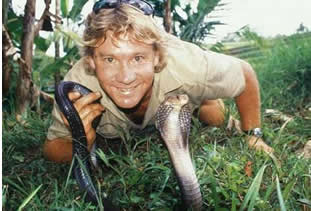 Steve Irwin holding a snake ( http://www.smh.com.au/ffximage/2006/09/04/Steve_holding_snake_gallery__470x330.jpg)