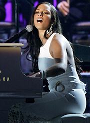 Alicia singing and playing the piano (google.com)