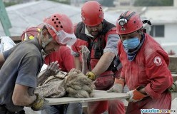 Two recuers are carrying out a crushed victim. (http://dolphinswimming.dolphindiscovery.com/wp-content/uploads/2010/01/lostoposenazizi.jpg)