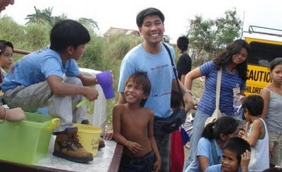 Efren with children (http://3.bp.blogspot.com/_H_mfjCLS1K0/Swks6KHvdzI/AAAAAAAAFGc/hEEI6_S3cT4/s400/Efren+Pe%C3%B1aflorida.jpg)