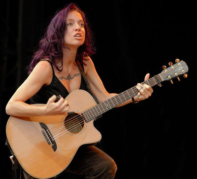 Ani DiFranco (www.womeninrock.com/Ani_DiFranco.jpg)