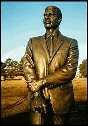 Medgar Evers Statue (http://www.jsums.edu/hamer.institute/resources/04LMKphotos/08MEstatue.jpg)