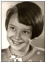 10 year old Audrey Hepburn (http://www.reelwriter.net/img/2004/HepburnSmiling.jpg)