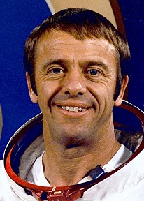 Alan Shepard <br> (http://www.spacefacts.de/<br>bios/portraits/astronauts/shepard.jpg)