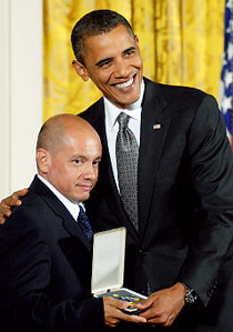 Jorge Muñoz receiving the Presidential Citizens Award (CNN)