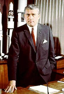 Whener von Braun in his office (Wikipidia)