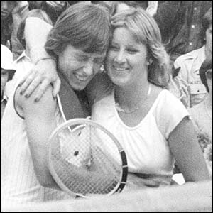 Martina(left) and Evert(right) are embracing (http://sportsthenandnow.com/wp/wp-content/uploads/2010/01/navratilova-evert.jpg)