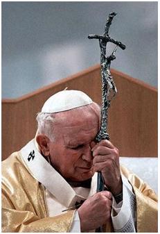 Pope John Paul II holds crucifix. (http://2.bp.blogspot.com/)