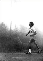 Terry, running his heart out <br>(http://www.darrenbarefoot.com<br>/images/terryfox2.jpg)