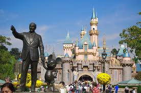 A statue of Walt Disney and Mickey Mouse in front (online)