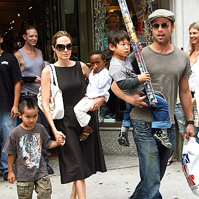 Angelina with 3 of her kids (http://content.hollywire.com/wp-content/uploads/2008/10/angelina-brad-family-w.jpg)