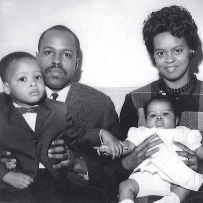 Michelle Obama with her parents and brother. (www.firstladyofstyle.blogspot.com)