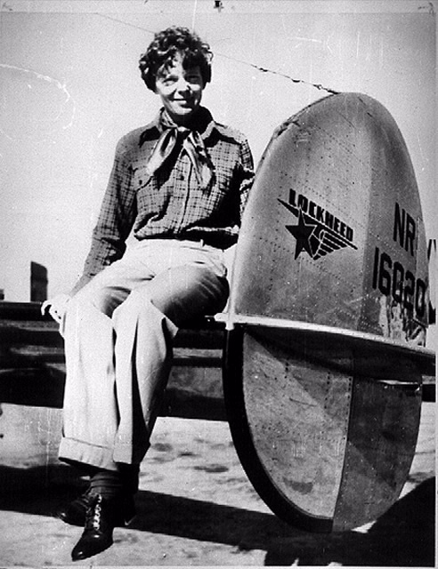 Earhart sitting on her plane (http://seattletimes.nwsource.com/html/outdoors/2011244260_nwwflight04.html ())