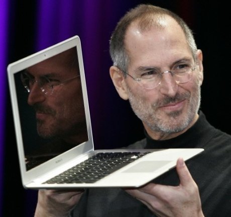 Steve Jobs with the MacBook Air. (http://buzzynews.com/wp-content/uploads/2008/01/steve-jobs-presente-le-mac-book-air-lordinateur-portable-le-plus-fin-du-monde.jpg)