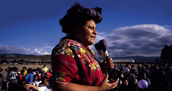 Rigoberta Menchú, rallying slum dwellers outside Guatemala City  (Photo: Steve Lewis)