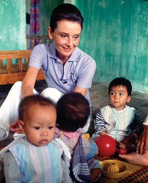 Audrey Hepburn Humanitarian Work in Vietnam(1990) (http://www.audreyhepburn.com/menu/index.php?idMenu=42&idMenuSub=42#par_46 (Peter Charlesworth))