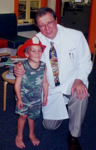 Dr. Kopits and one of his patients in his office<br> (http://64.177.150.59/<br>morquio/newsletter/images/Dave&DrK.jpg )