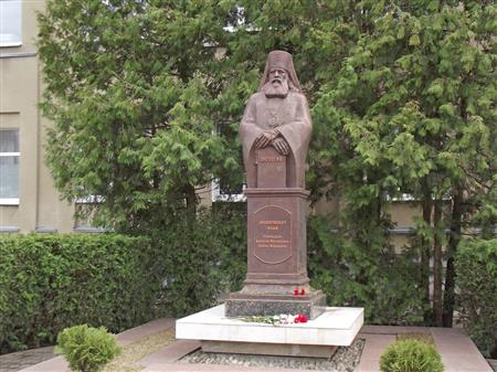 the monument to Luke in our city. It is in front o (http://img-fotki.yandex.ru/get/9154/22264419.13d/0 ())