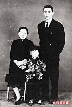 jackie chan and his family photos