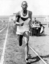 Jesse Owens jogging (http://photos.clevescene.com/vintage-photos-olympian-jesse-owens-leaving-opponents-dust/?slide=1&ben)