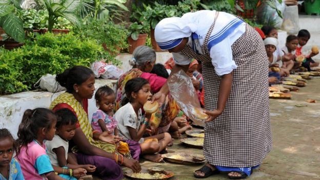 mother teresa helping the poor