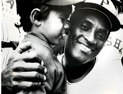 Roberto Clemente spending time with a young fan (https://repeatingislands.com/2010/07/21/time-to-gi ())