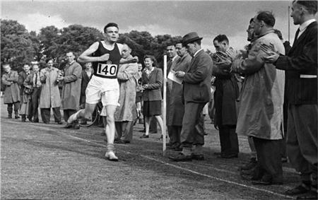 A picture taken during a race of Alan Turing. (https://therunnereclectic.files.wordpress.com/ (therunnereclectic))