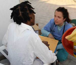 Dr. Megan Coffee speaking to a patient. (https://vichinterlangphotojournalist.wordpress.com ())