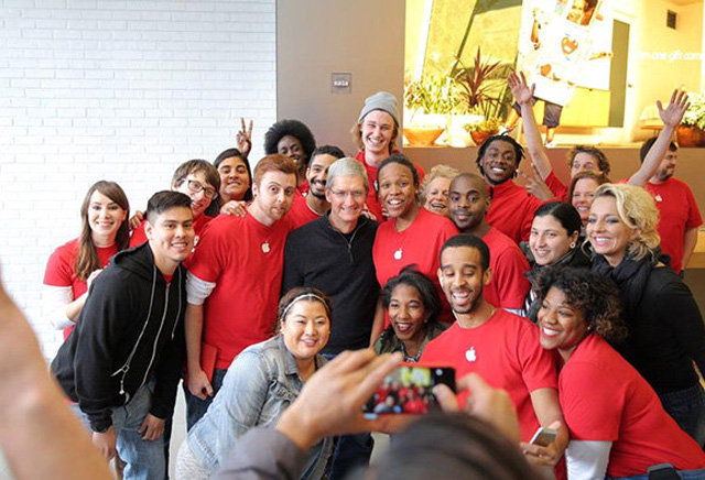 Cook with an Apple Store team during the launch. ( (http://appleinsider.com))