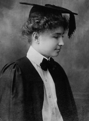Helen Keller graduates from Radcliffe Collage (http://jaimeburque.com/blog/el-milagro-de-ana-sull ())