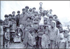 Greg with students (http://www.pakistanlink.com/Community/2006/May06/05/USMOUNTAINER.jpg)