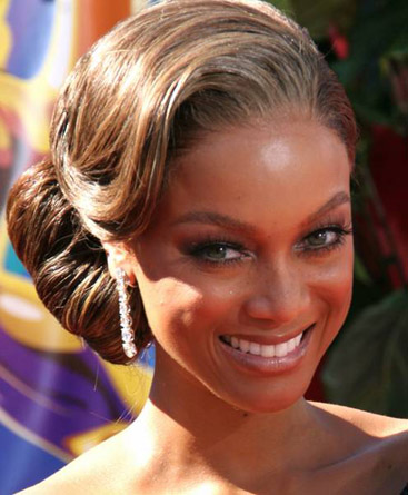 <a href=http://www.starpulse.com/Supermodels/Banks,_Tyra/gallery/SGS-004678/>Tyra Banks on the red carpet </a>